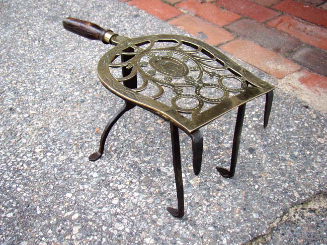 An attactive English 18th century engraved brass trivet on wrought iron feet circa 1780 — image 3